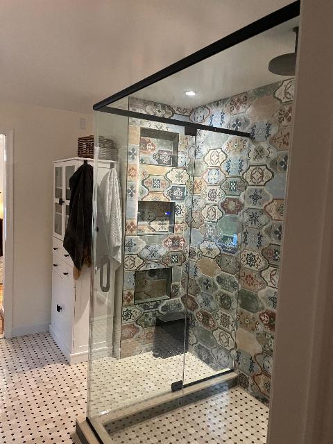 Regadera con azulejo decorativo